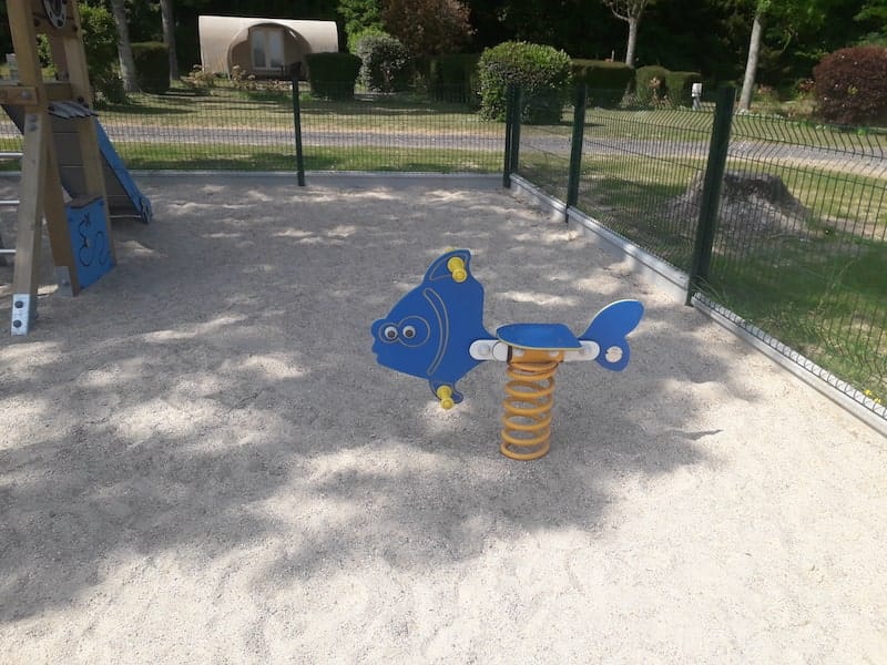 jeu à ressort pour les enfants au camping Barre Y Va en Normandie